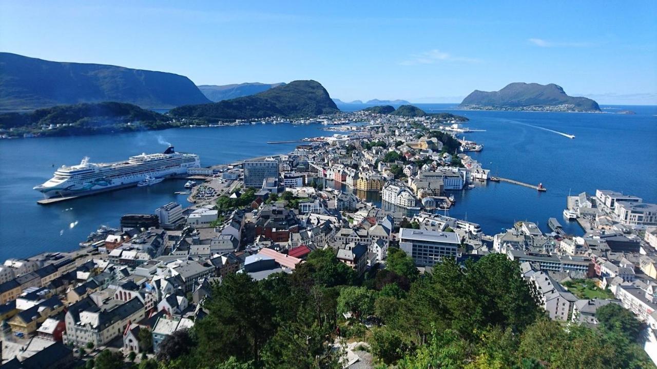 Fjord View Apartment In Alesund With Free Parking Exterior photo